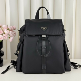 普拉达经高仿背包新品进口尼龙面料。